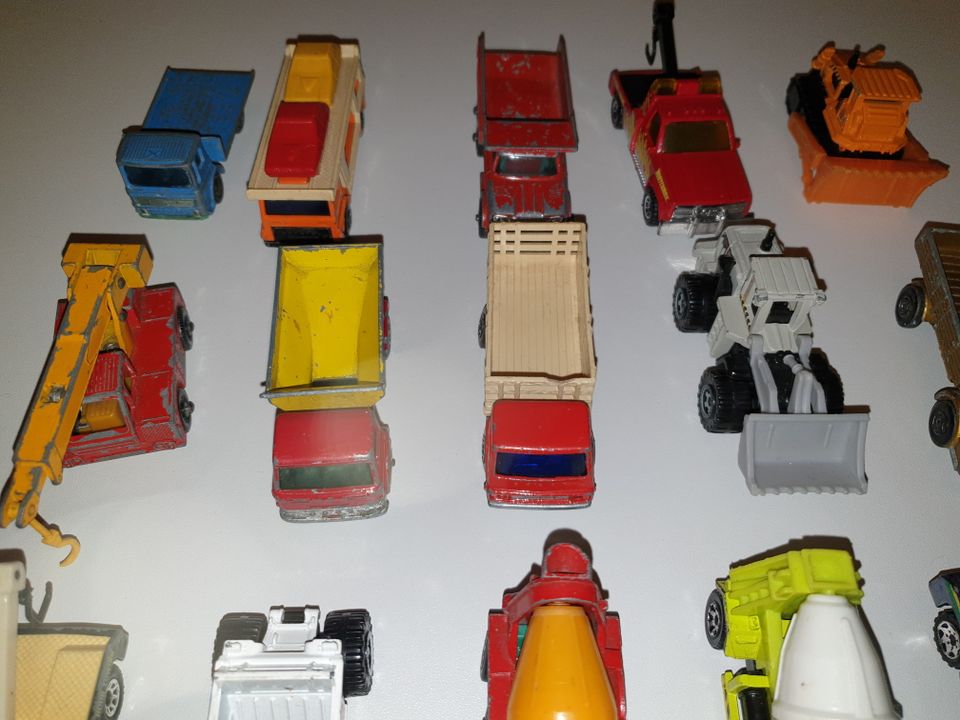 26 Spielzeug Matchbox Autos Sammlung Baustelle in Siegburg