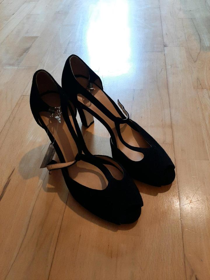 Pumps aus schwarzem Samt, Marke Venturini (Milano), Größe 40 in Nürnberg (Mittelfr)