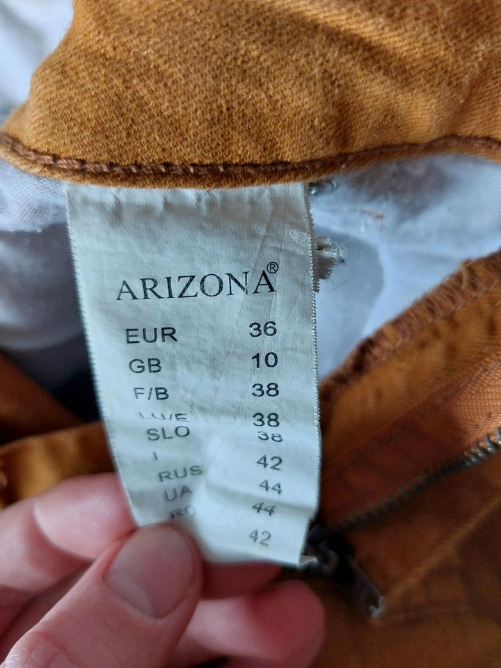 Gelbe /Ockerfarbene Stretch-Jeans von Arizona Gr. 36 in Gröditz