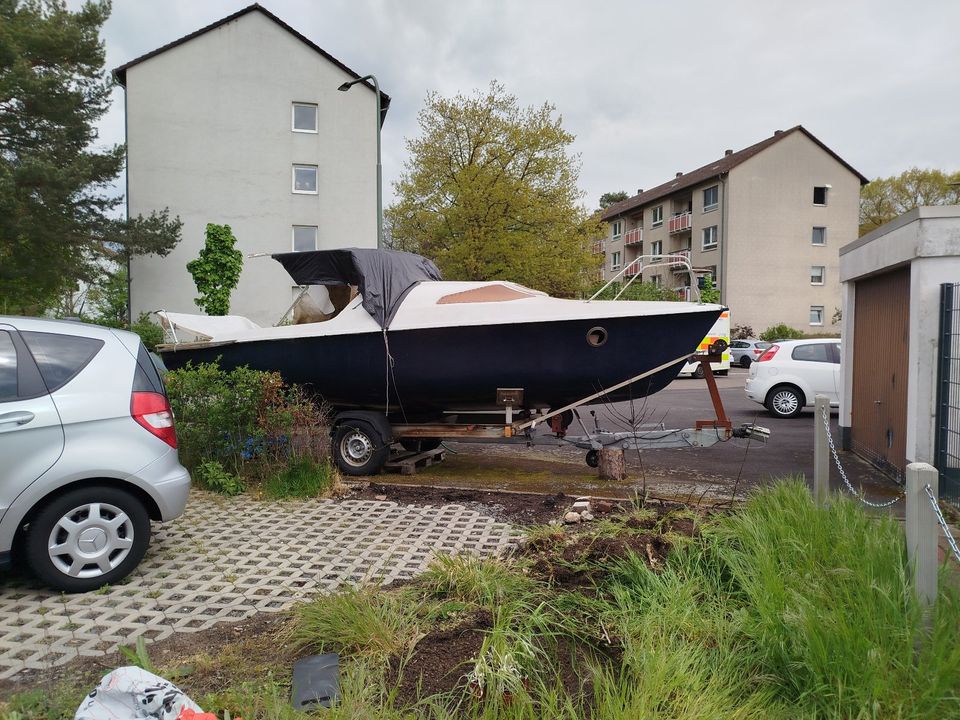 Kajütboot mit Anhänger und funktionsfähigem 15 Ps Außenborder in Hanau