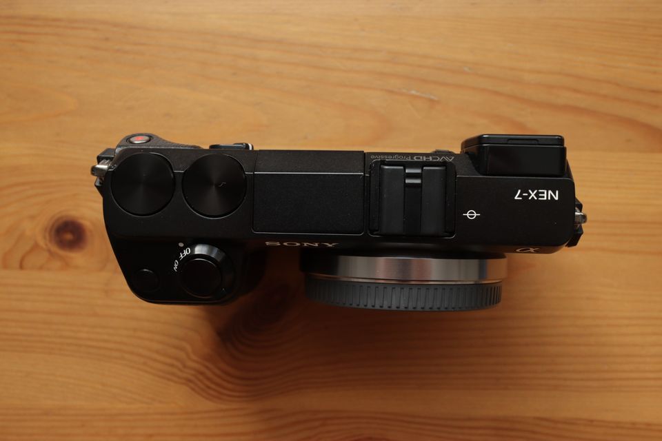 Sony Alpha NEX 7 Kit mit 18-55mm Objektiv + 2 Akkus in Berlin