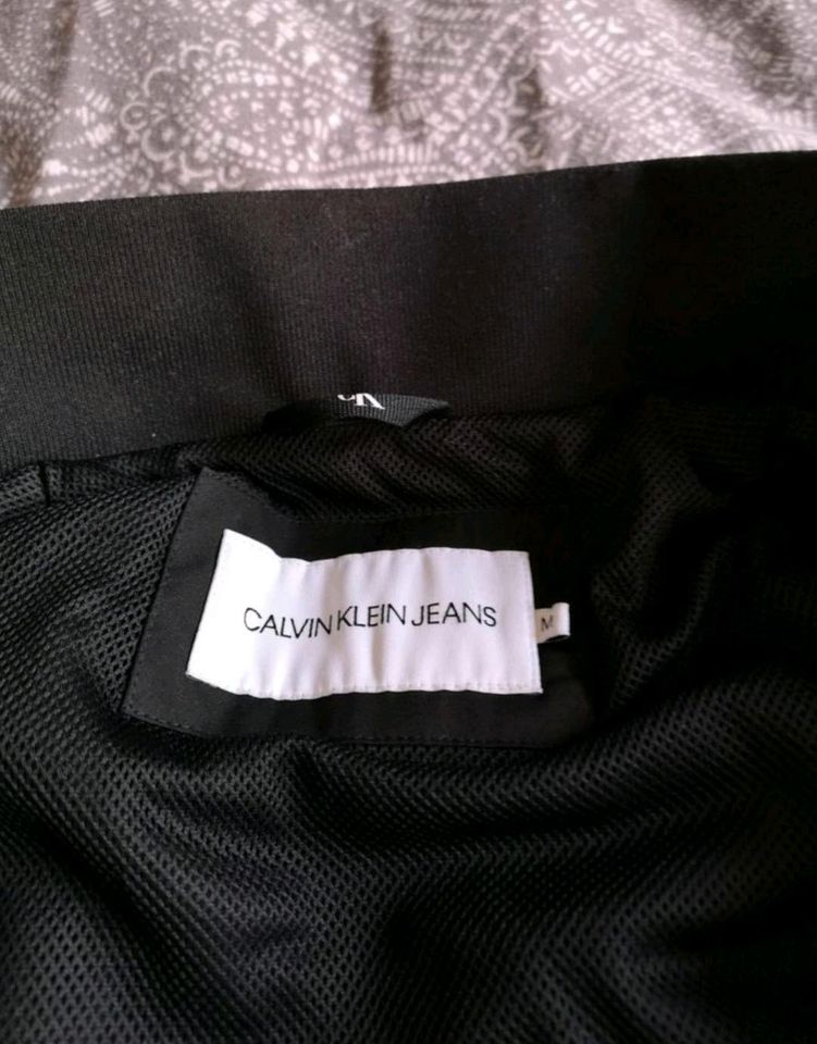 Jacke der Marke Calvin Klein in Halle