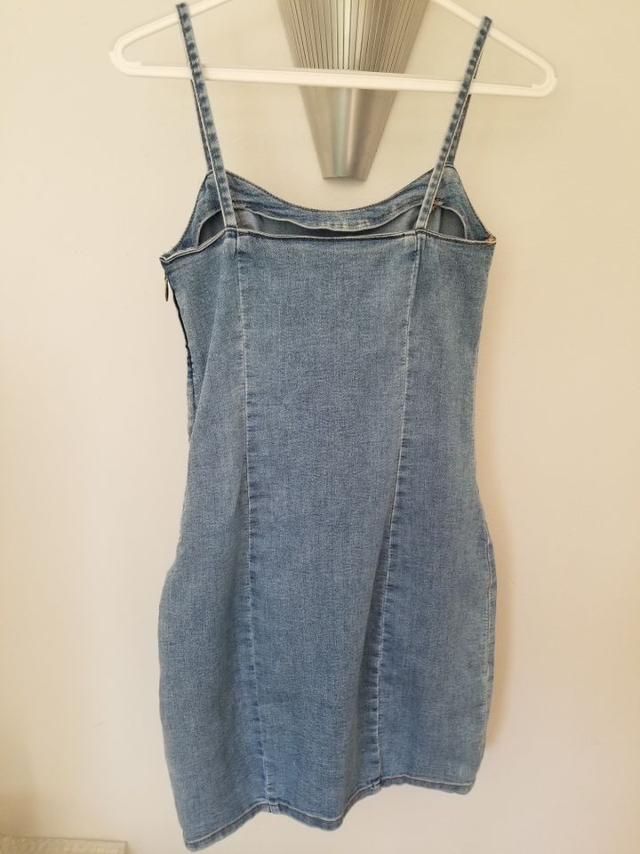 H&M Jeans Kleid Minikleid blau Gr. 36 in Hohenaspe