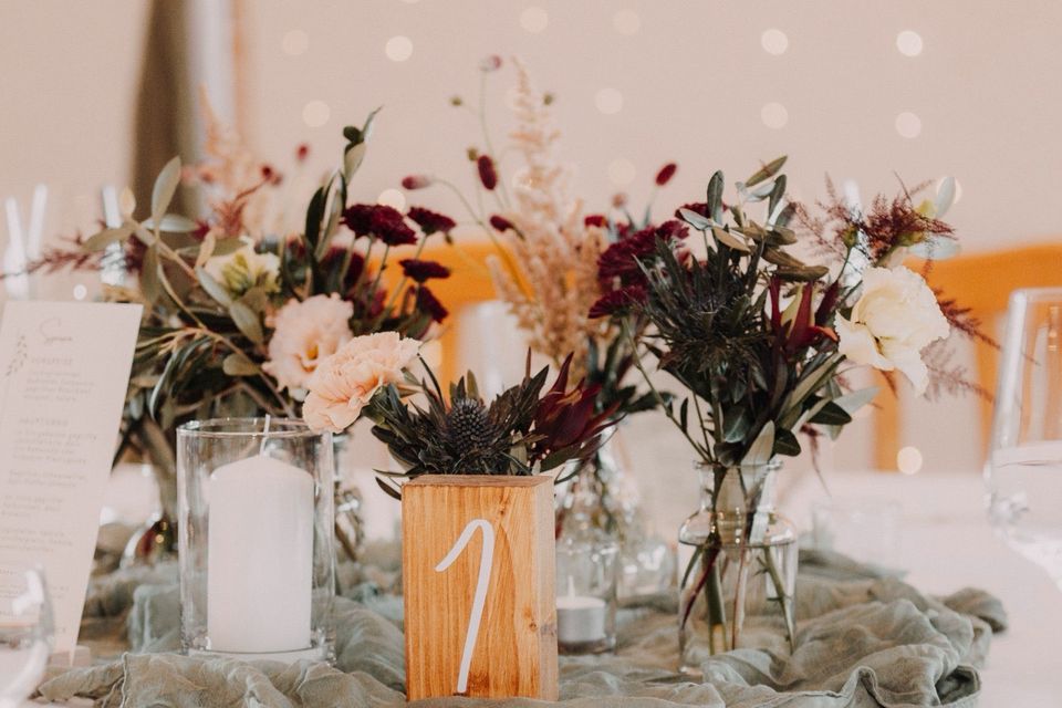 LEIHEN|Tischdeko|Vase|Tischnummer|Schild|Sitzplan|Hochzeit in Kappelrodeck