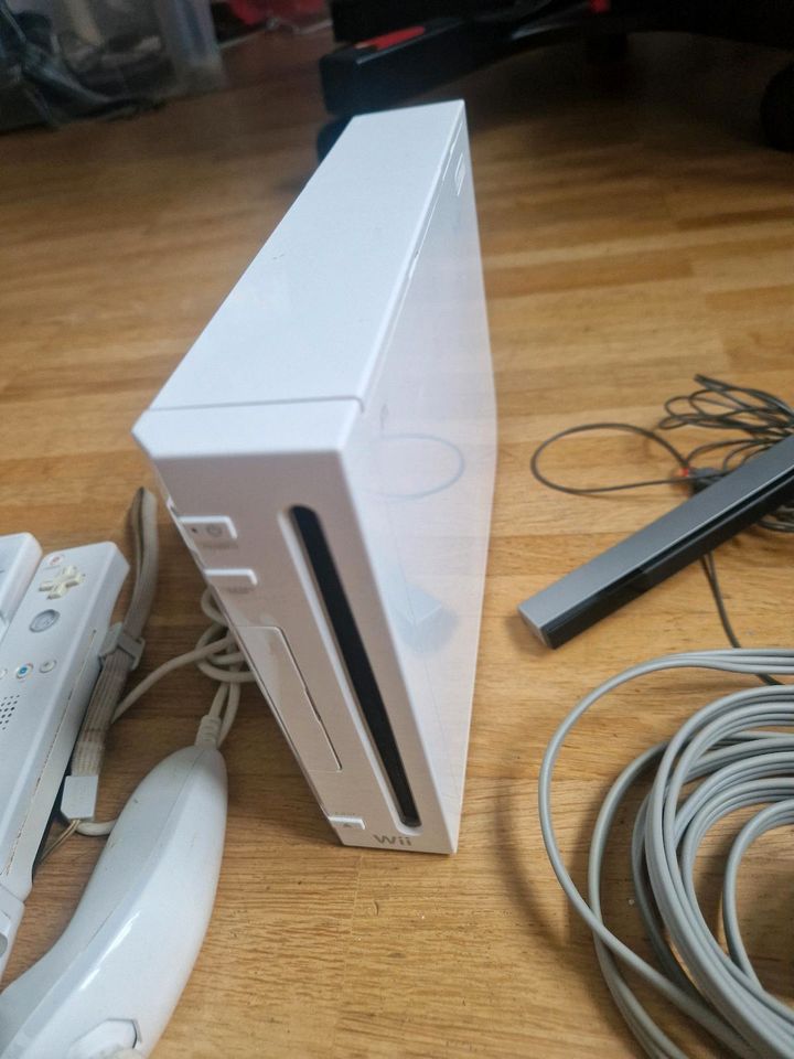 Nintendo Wii Konsole Vollständig - Controller / Nunchuck / Spiel in Köln