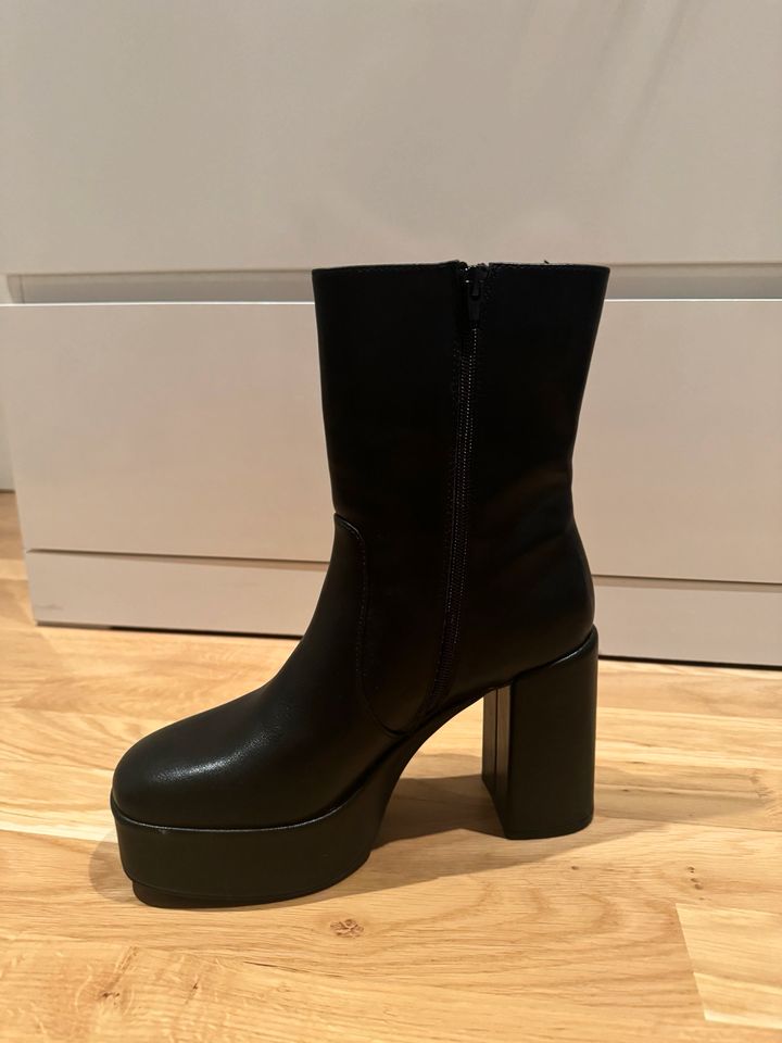 Neue Plateau Absatz Stiefel in schwarz in Fürth