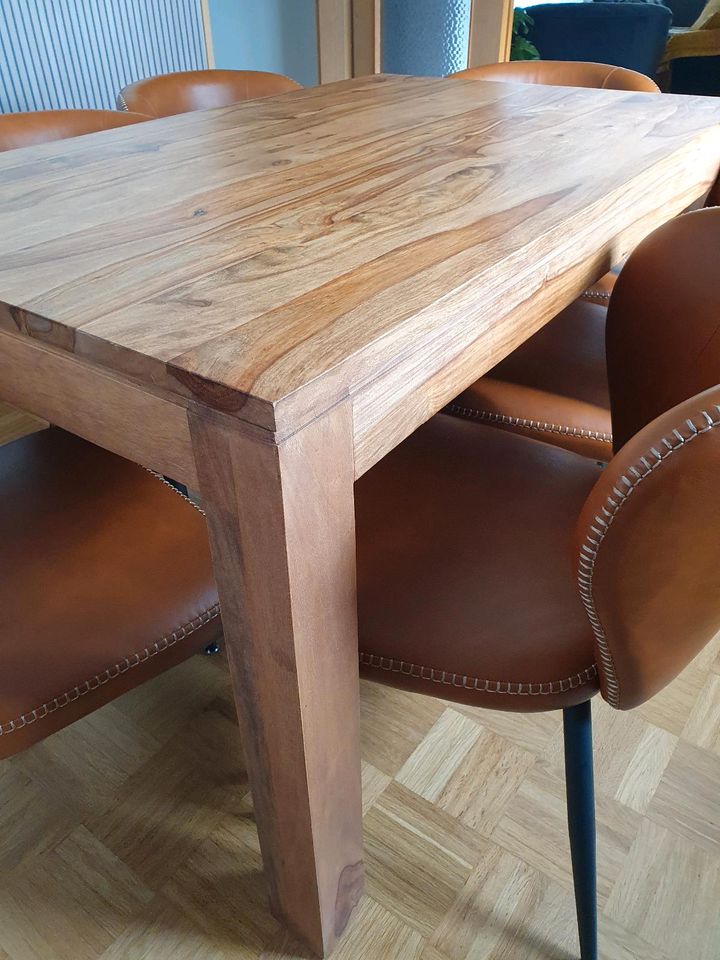 Holz Tisch 90x130 und  4 Rattan Stühle in Veitsbronn