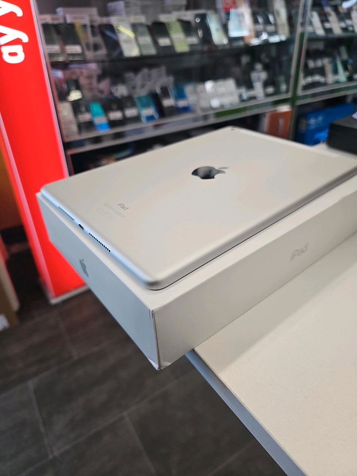 IPad 8th Gene (128GB+CELLULAR ) Akku 100% Neuwertige Für 259€ in Frankfurt am Main