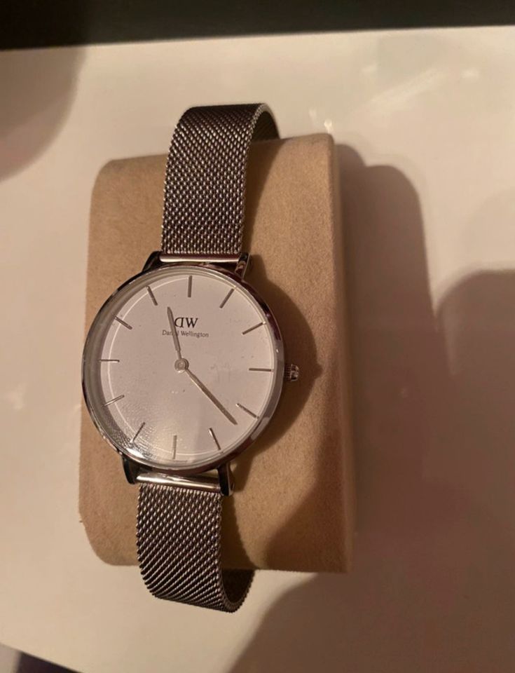 Silberne Daniel Wellington Uhr in Rodgau