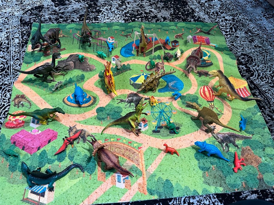 Dinos mit Spielteppich/Matte in Neulußheim