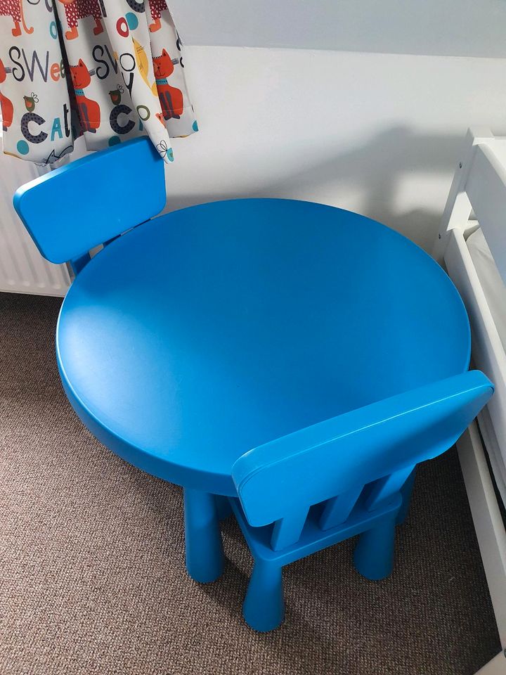 Kindertisch mit Stühlen und Hocker in Heinsberg