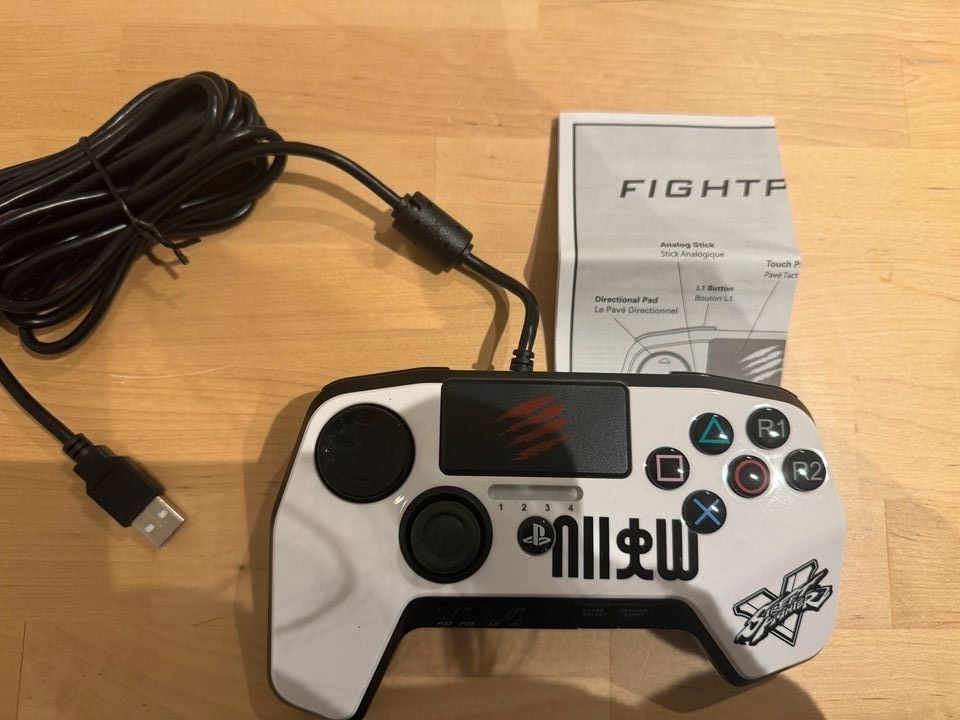 PlayStation 4 Controller/ Mad Catz Street Fighter Pad in Oberhausen