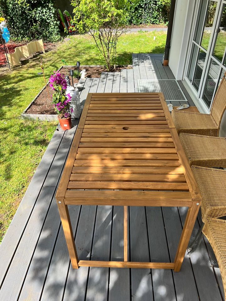 Garten Tisch und Ratan Stuhlen - sehr guten Bestand in Gauting