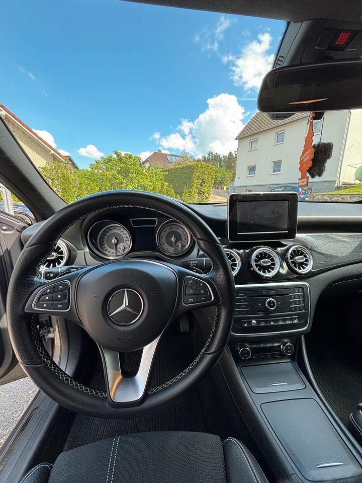Mercedes GLA 200- Sommerfahrzeug mit Sternhimmel in Kall