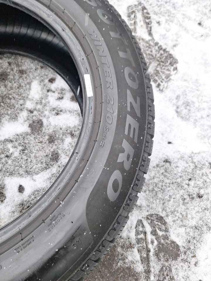 4× 235/55r17 99H Winterreifen Pirelli in Würselen