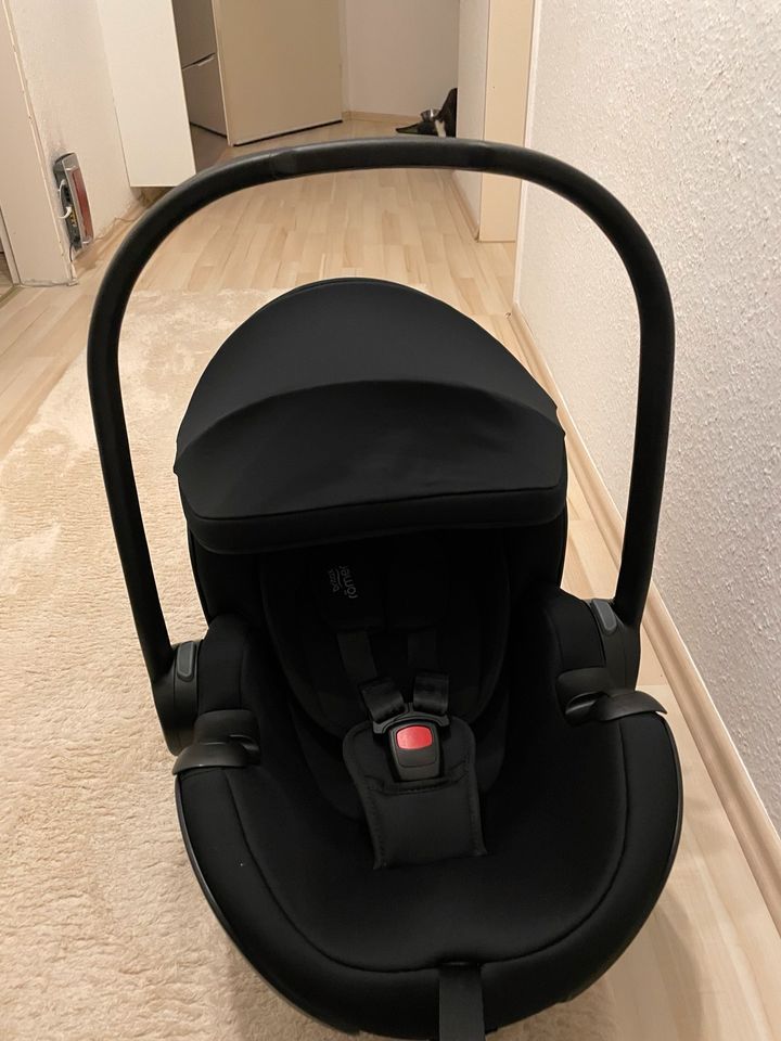 Babyschale Britax Römer NEU leichte gebrauch spuren in Hessisch Lichtenau