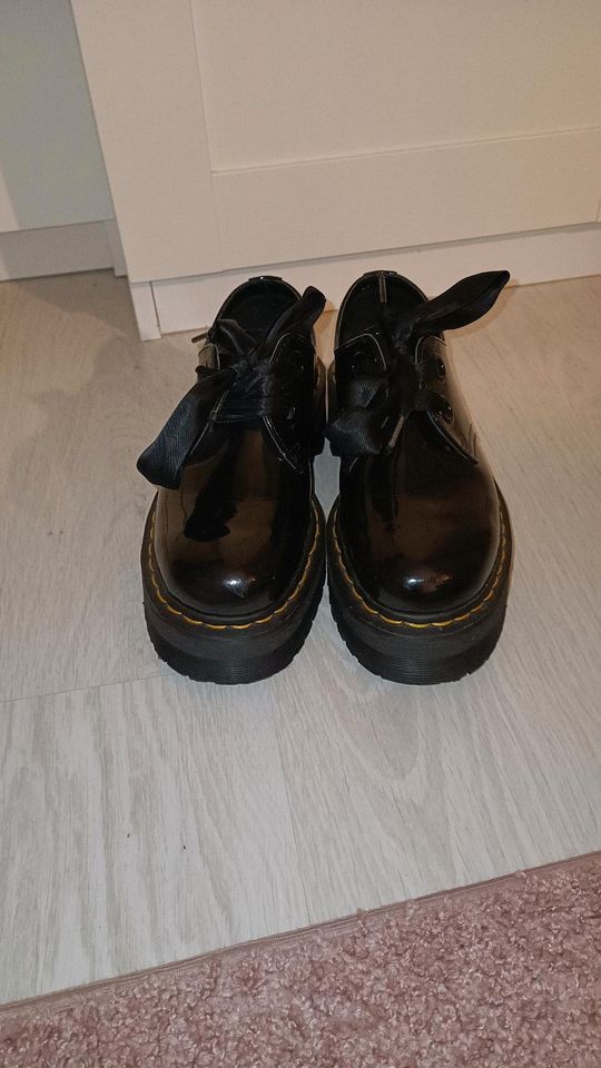 Dr. Martens Plateau Halbschuhe Größe 40 in Weinstadt