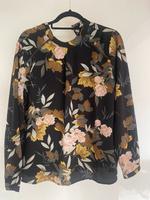Bluse mit Blumenaufdruck von Only Gr. 42 Bayern - Hutthurm Vorschau