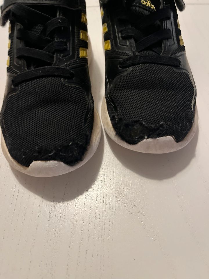 Adidas Schuhe 26 in Marl
