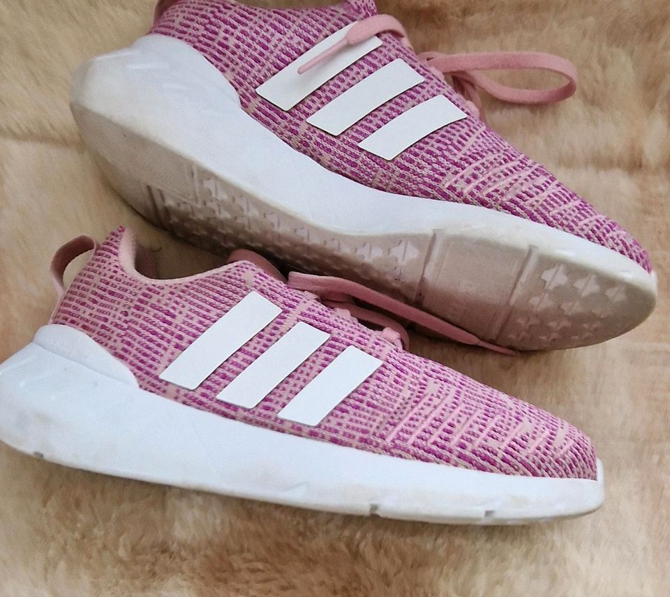 Schöne leichte Sneaker von Adidas in Gr.33 in Kirchseeon