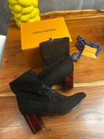 Tamaris Stiefel Wildlederoptik Schwarz 40 Stiefeletten Niedersachsen - Ronnenberg Vorschau