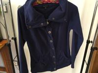 Strickjacke Gr XS , blau mit Reißverschluss und Druckknöpfen Berlin - Pankow Vorschau