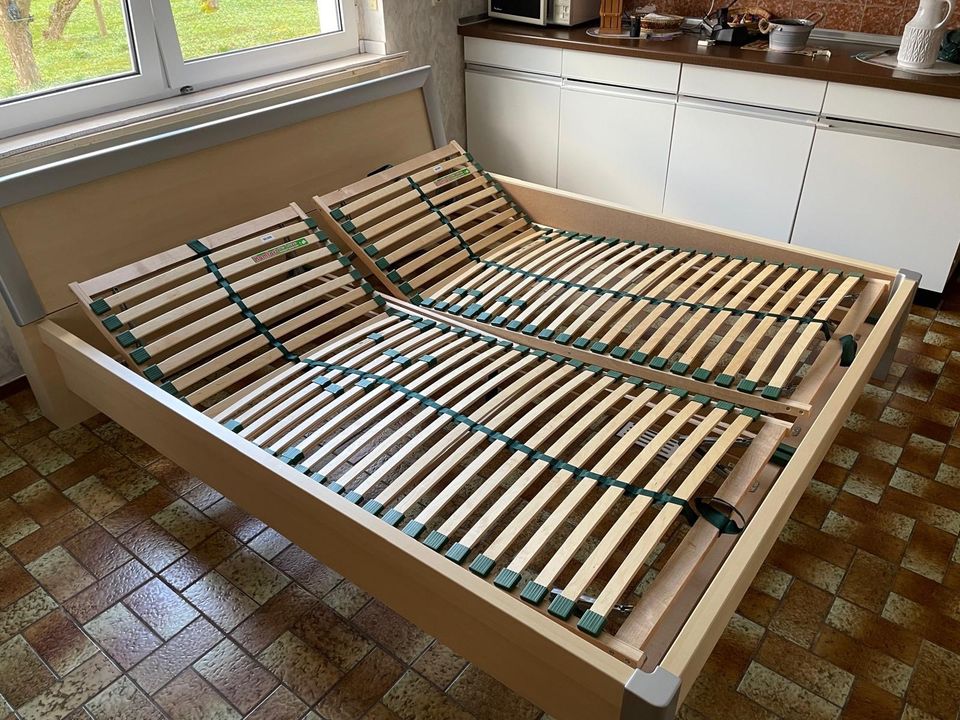 Doppelbett 200x180cm mit verstellbarem Lattenrost in Rabenau