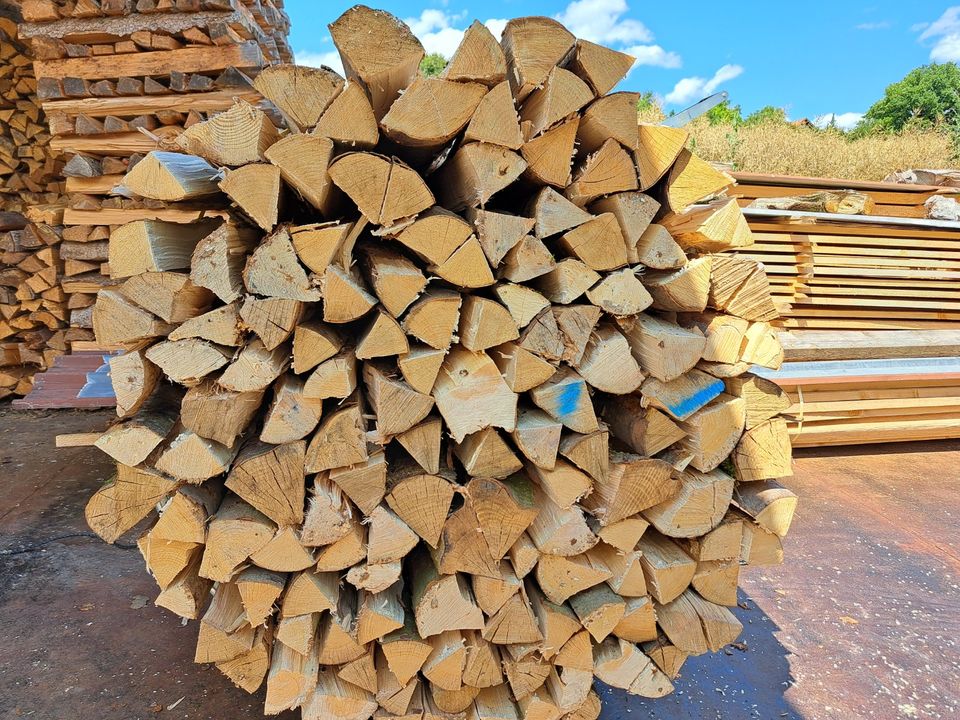 Wir bieten / liefern trockenes ofenfertiges Brennholz / Kaminholz in Friedberg