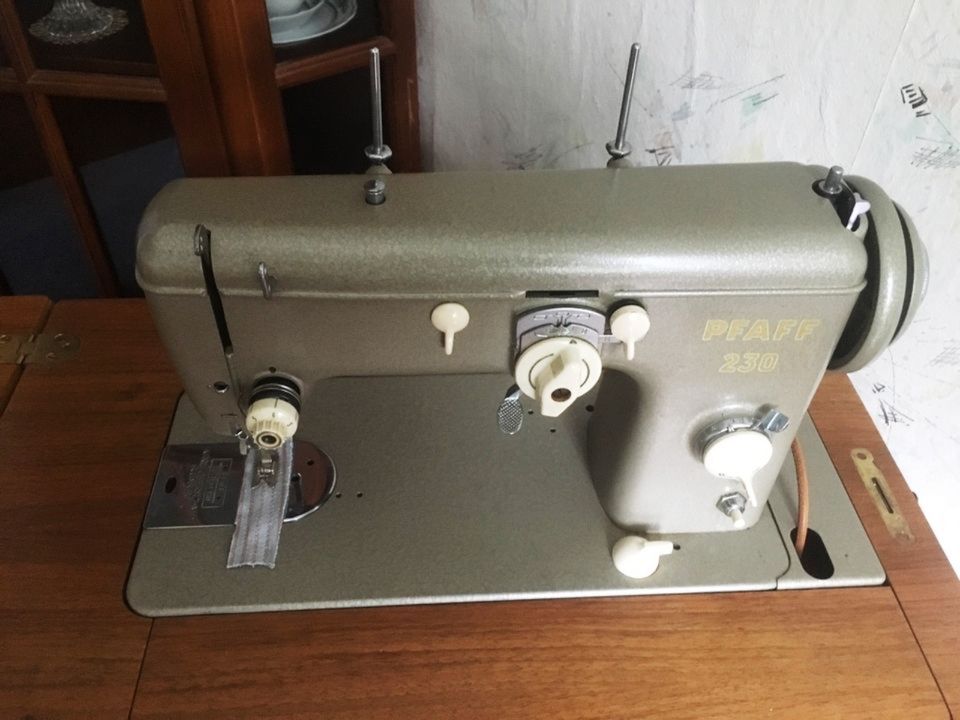 Pfaff 230 Nähmaschine Echtholz-Schrank Zubehör 60er Vintage in Bobingen