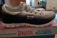 +NEU+ SKECHERS Stretch Fit Slip on, schwarz grau weiß Gr. 41 Baden-Württemberg - Walzbachtal Vorschau