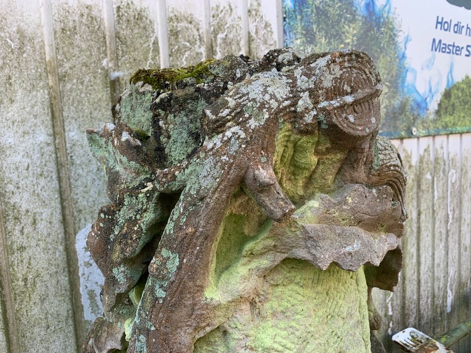 Antike schwere Sandsteinsäule Sandstein handbehauen Eichenlaub in Neuenhaus