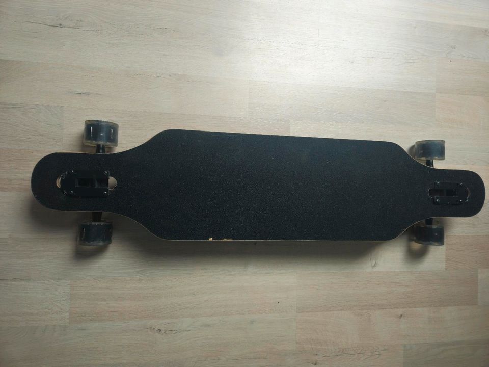 Longboard mit LED Rollen in Lengefeld