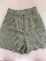 Leichte H&M sommer Hose Shorts grün mit weißen Blumenmuster München - Berg-am-Laim Vorschau