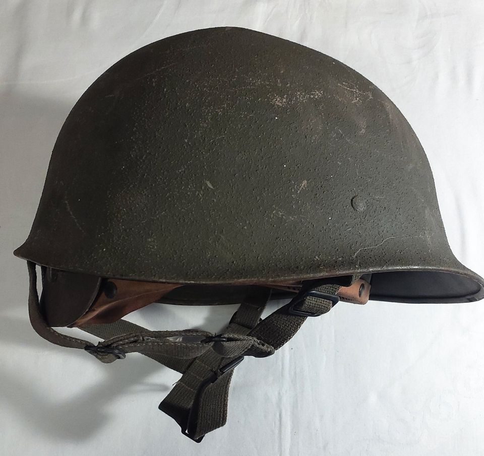 Stahlhelm Bundeswehr Militär Defekt in Hofkirchen