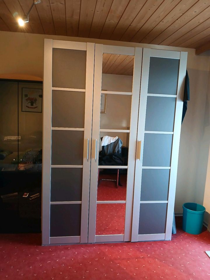 Schlafzimmer Kleiderschrank 3türig mit Spiegel Schrank in Straubing