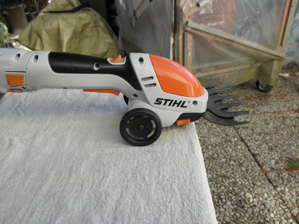 Stihl Akku Rasenschere mit Teleskopstiel, gebraucht. in Stadtkyll