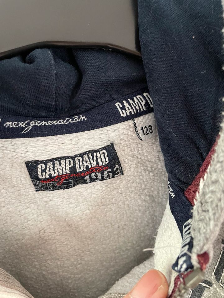 Camp David Jungen Sweatjacke Größe 128 top in Arnsberg