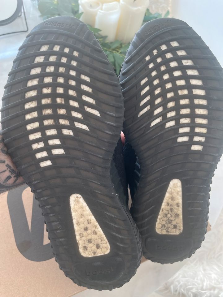 Adidas Yeezy 350 V2 Black Red (Bred) in München