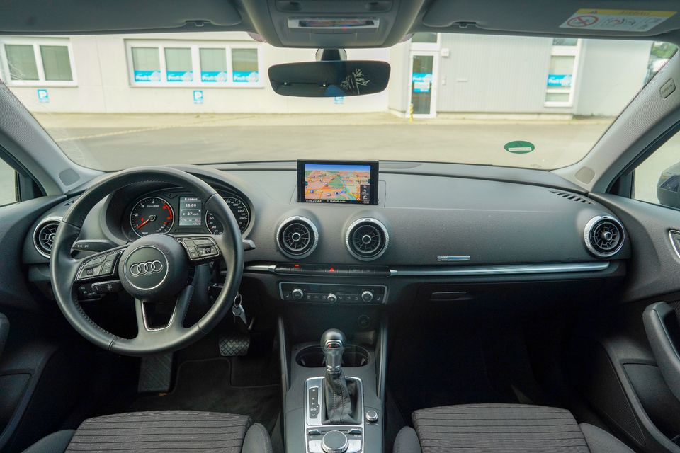 Auto mieten Autovermietung Mietwagen: Der neue Audi A3 in blau in Berlin