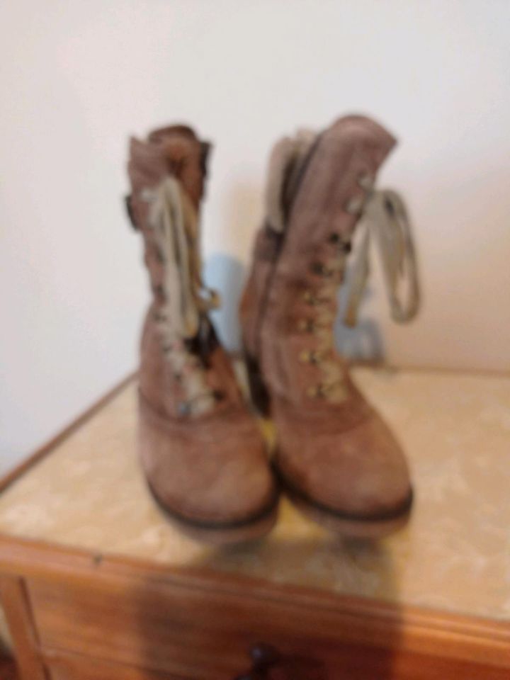 Tolle Boots / Stiefeletten / Stiefel mit Fell in Wadgassen