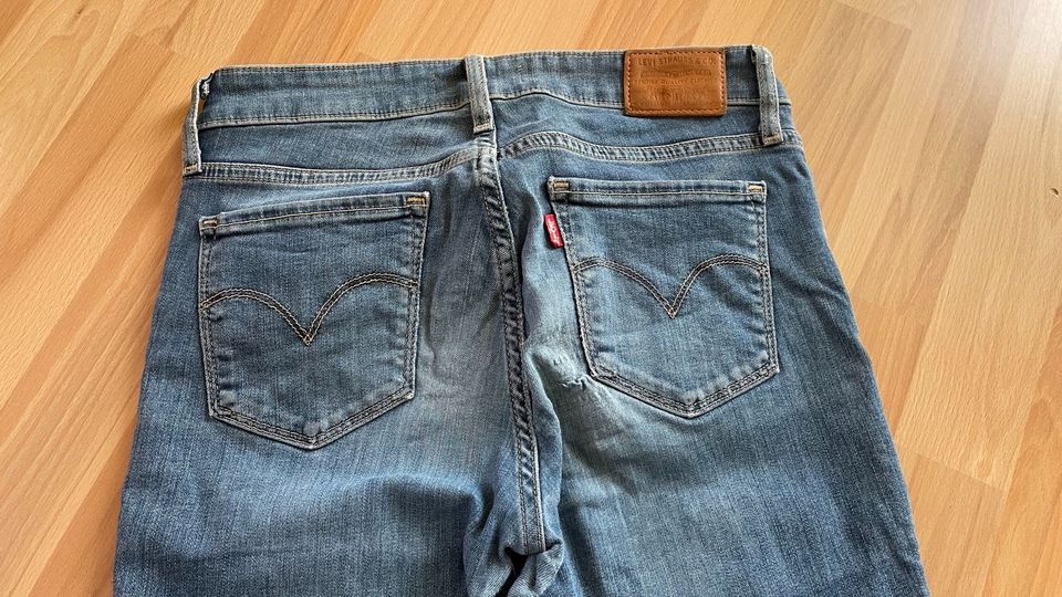 Levis Levi’s 712 Slim Jeans 27 in Markt Berolzheim