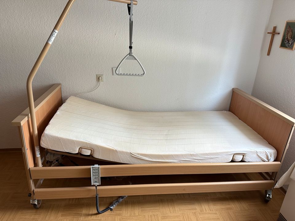 Krankenbett, Pflegebett elektrisch mit Rausfallgitter und Galgen in Bad Waldsee