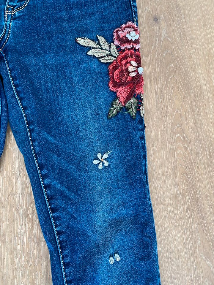 Cartoon Jeans mit Blumenmuster in Melle