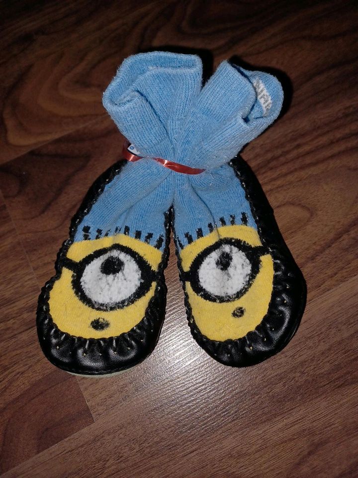 Minions Hausschuhe Hüttenschuhe Gr. 22/23 in Metten