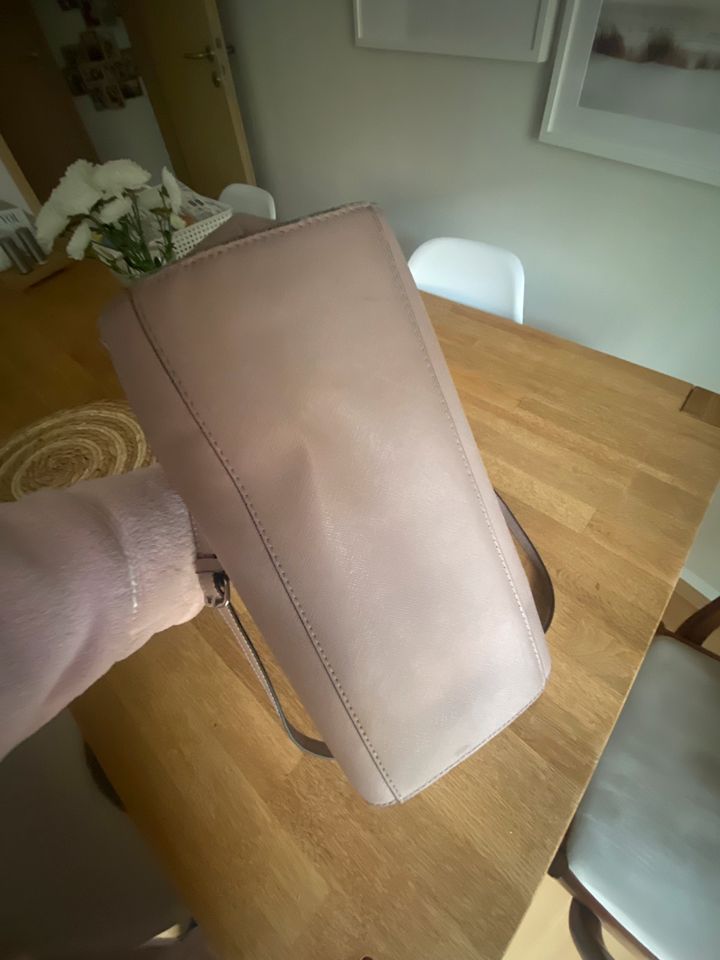 Guess Handtasche rosa Silber in Erlangen