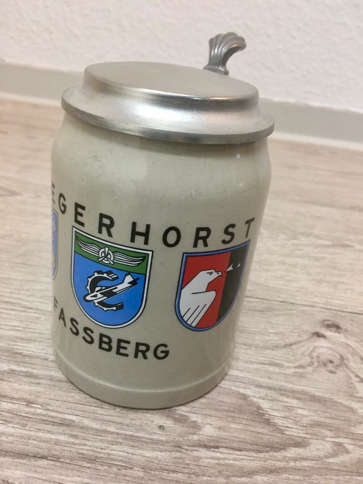 Steingut-Bierkrug Fliegerhorst Fassberg mit Zinndeckel in Goslar