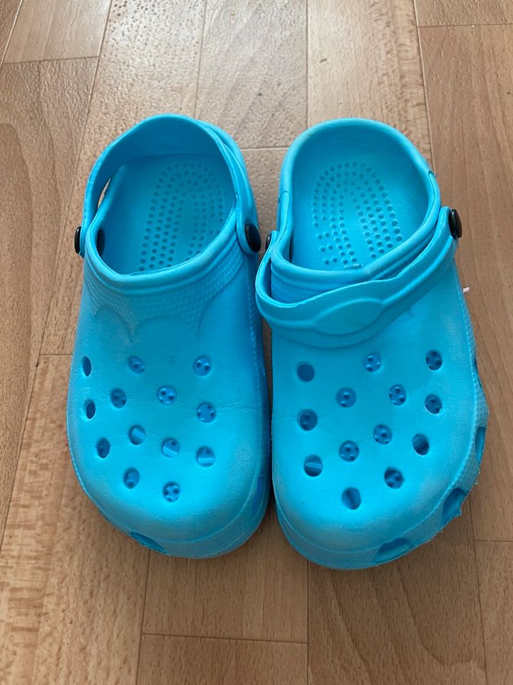 Blaue Kinder Schuhe latschen in Irsch