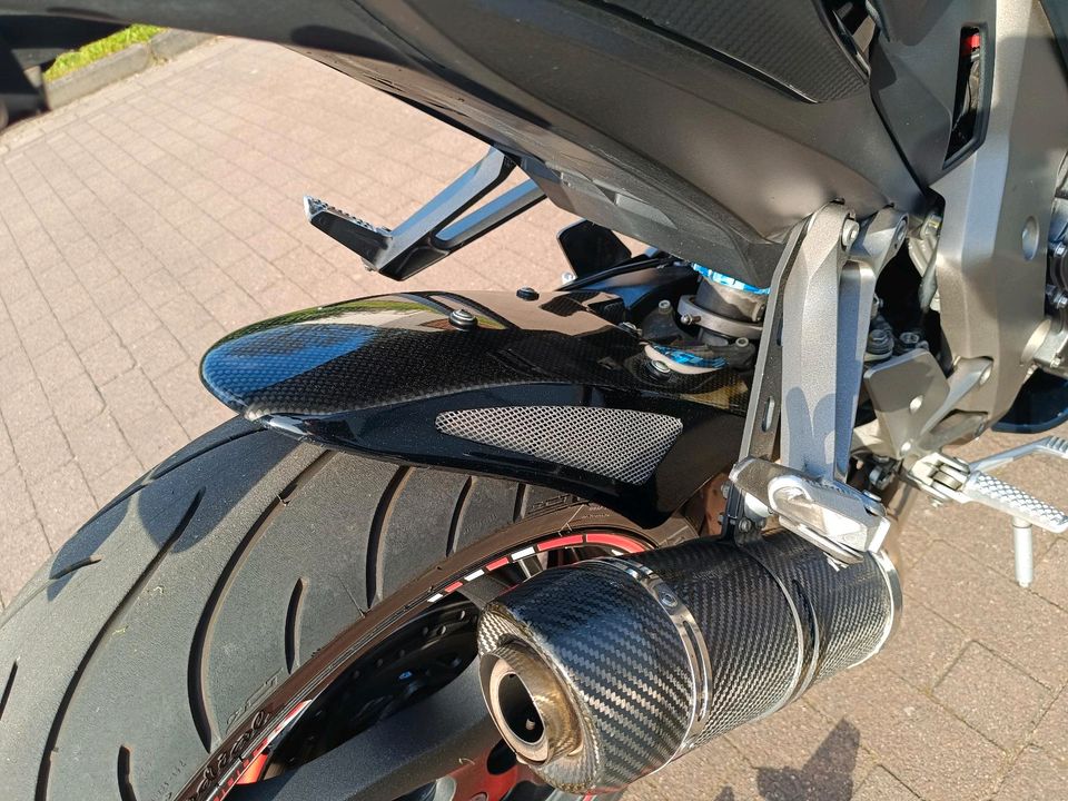 Honda CB 1000 R SC 60 mit Zubehör in Möser