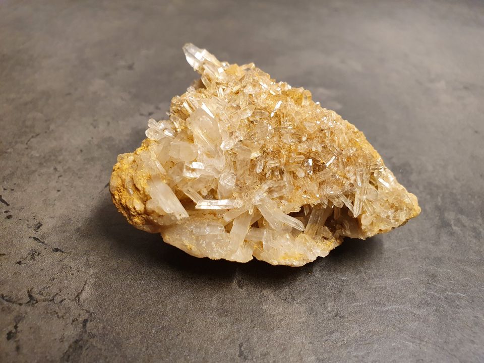 Mineral mit vielen Quarz-Kristallen // Bergkristall - Mineralien in Dresden