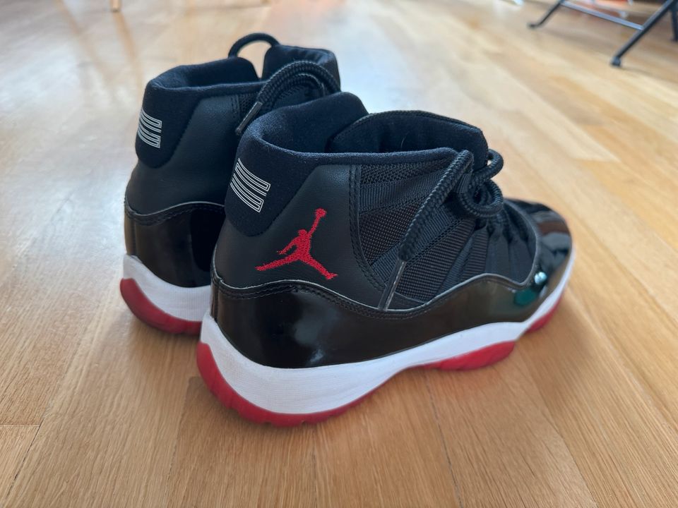 Nike Air Jordan 11 Hype Bred 2019 44 Playoff Schuhe Sneaker in Stuttgart